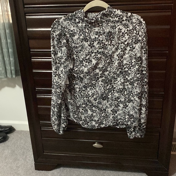 Black & white floral keyhole Guess blouse with tags intact - Picture 2 of 4